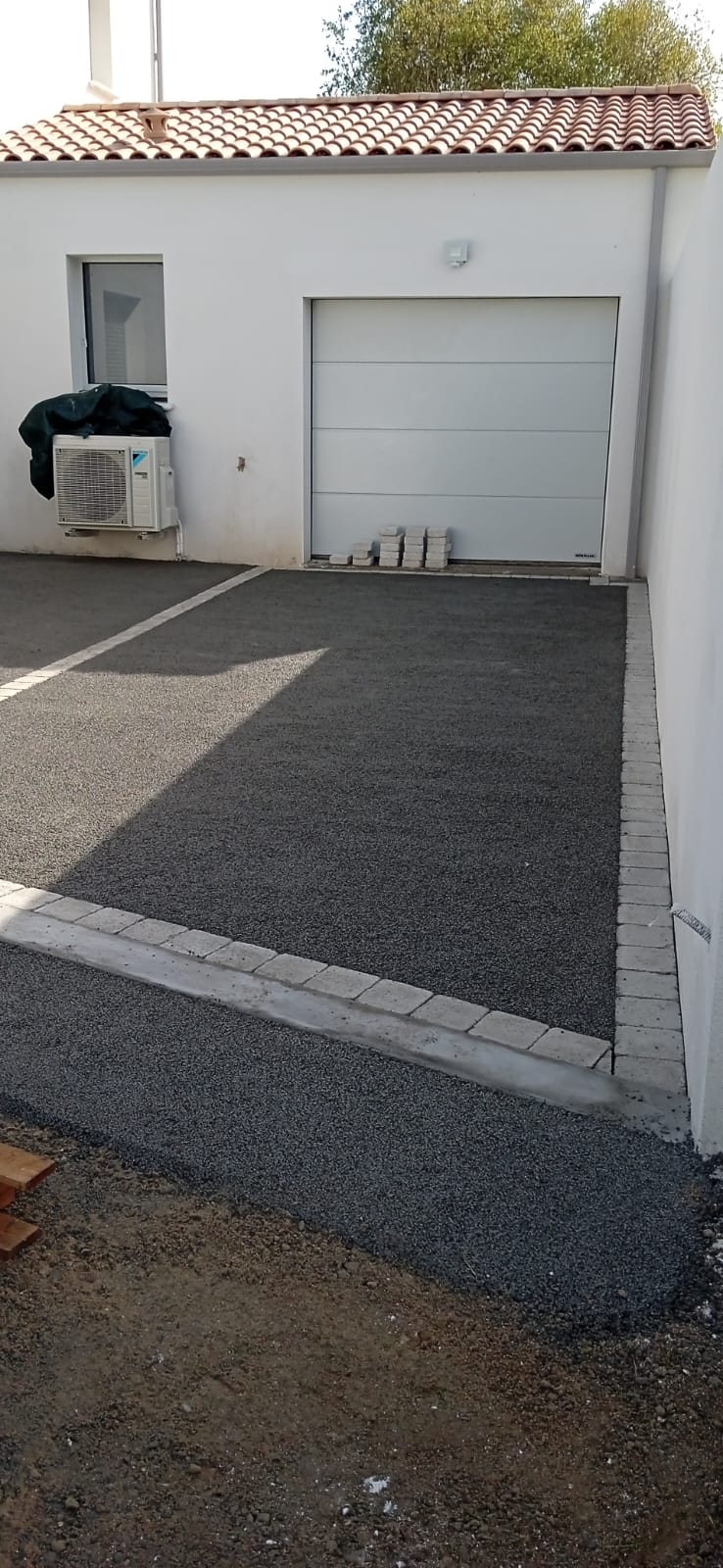 Accès garage en béton poreux terminé à La Rochelle