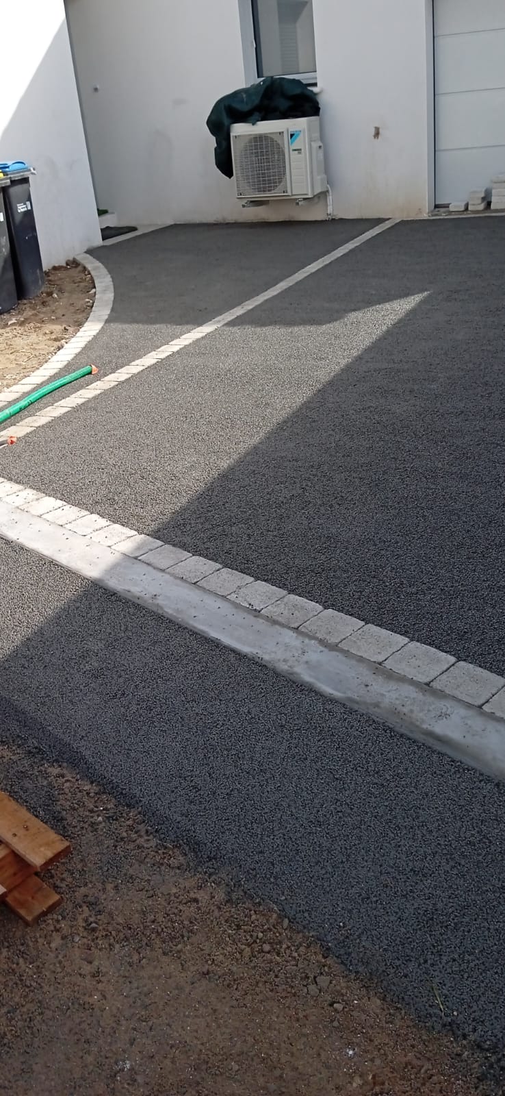Accès véhicules en béton poreux et bordures granit à La Rochelle