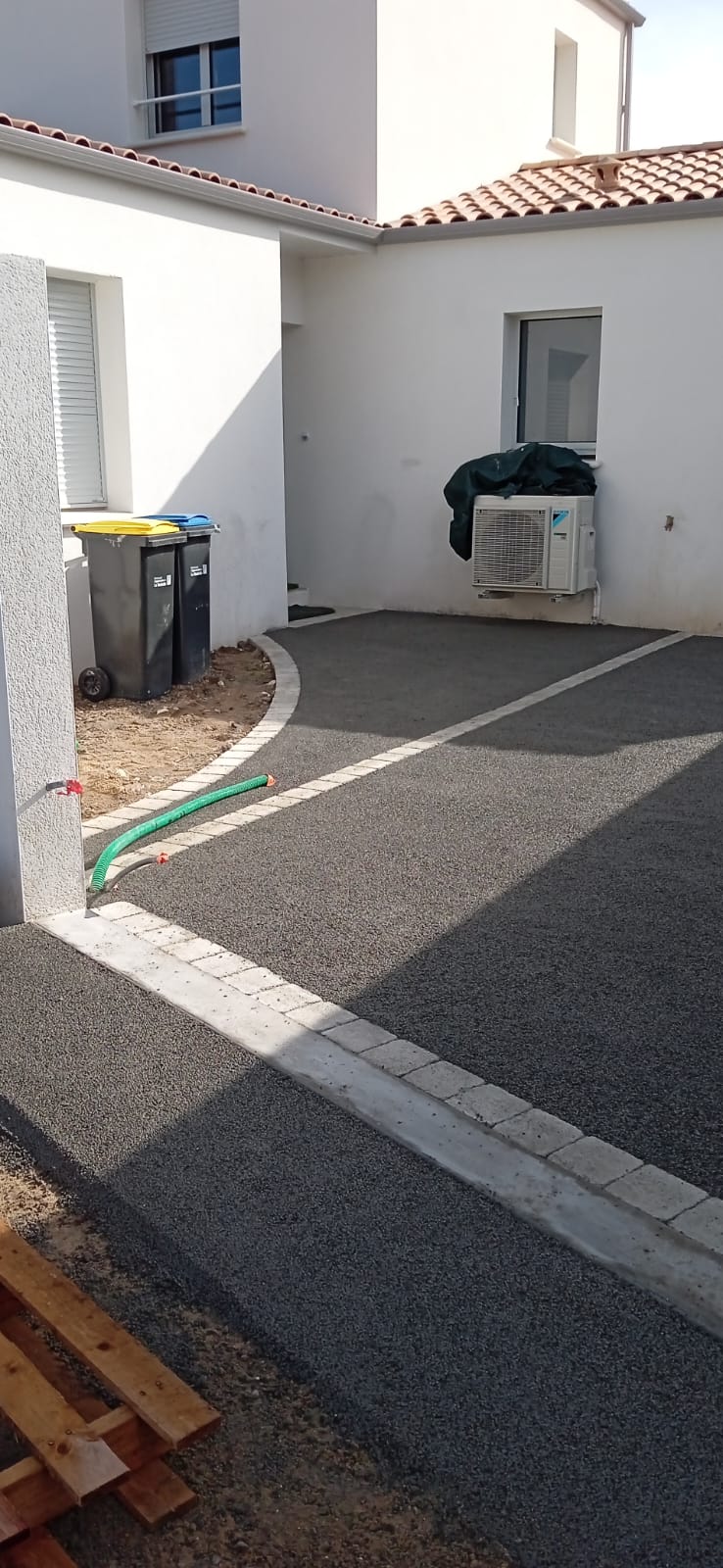 Cour en béton poreux avec bordures granit à La Rochelle