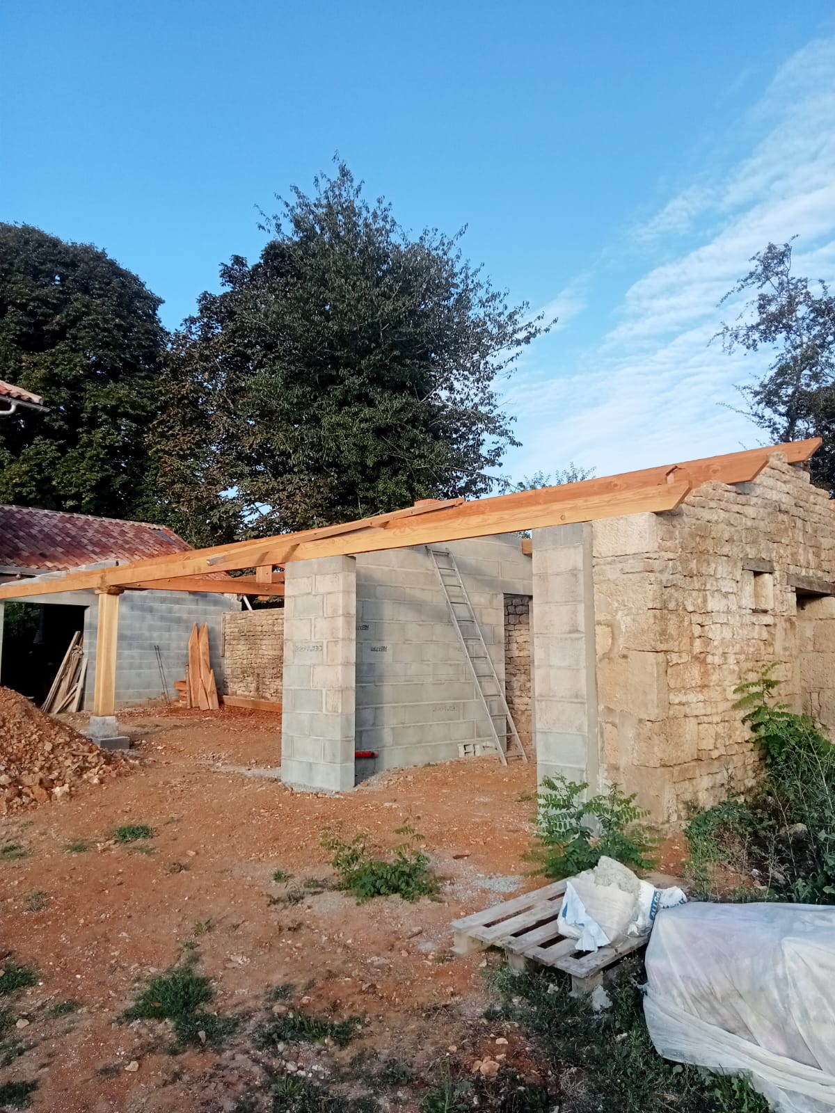 Construction d'une charpente traditionnelle pour une extension à Melle, Deux-Sèvres