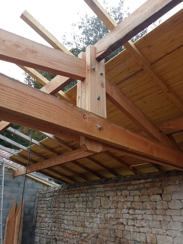 Fabien Delion, artisan maçon et couvreur, sur un chantier de charpente à Melle, Deux-Sèvres