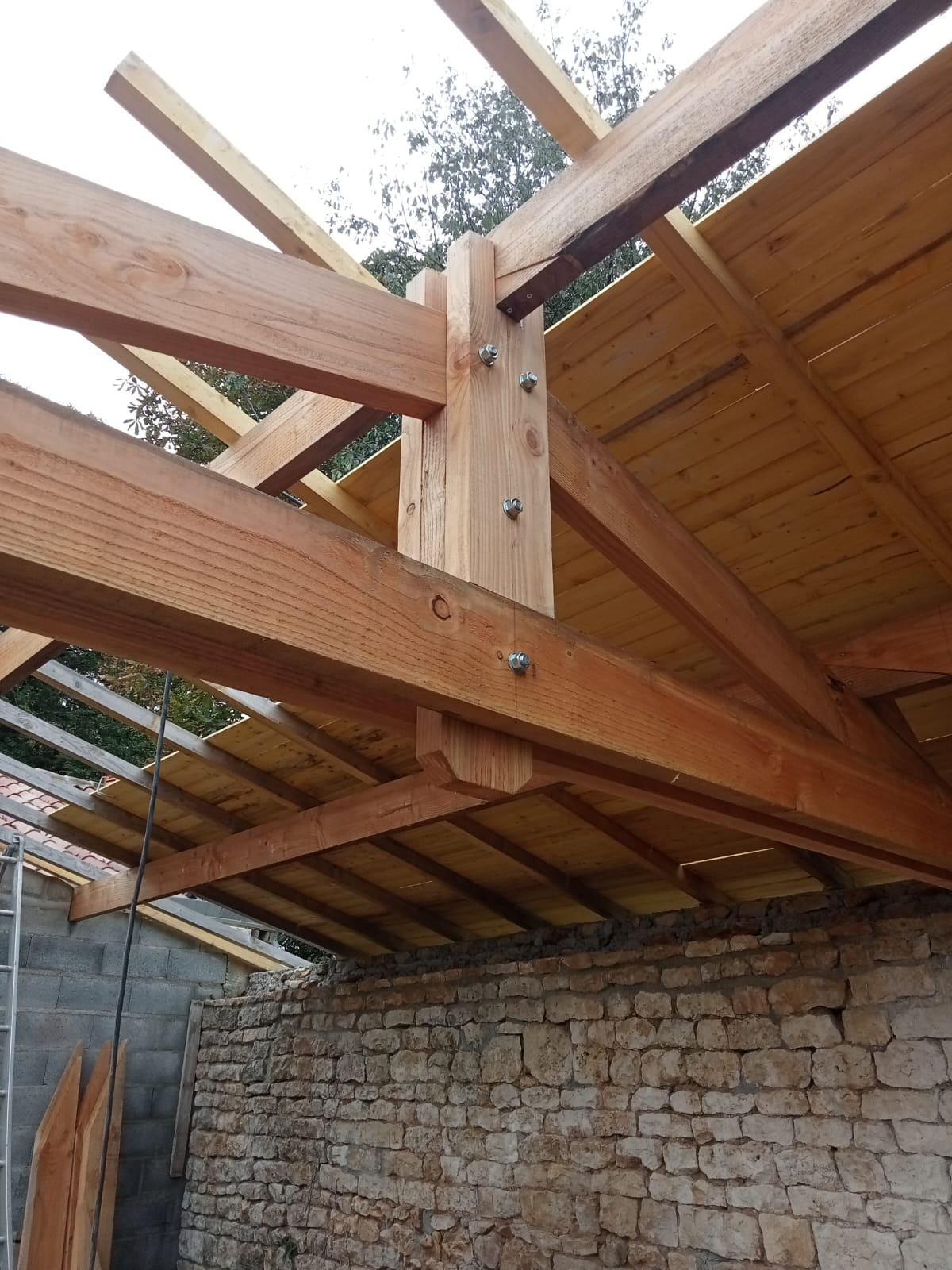 Assemblage de la charpente traditionnelle d'une grange à Melle, Deux-Sèvres