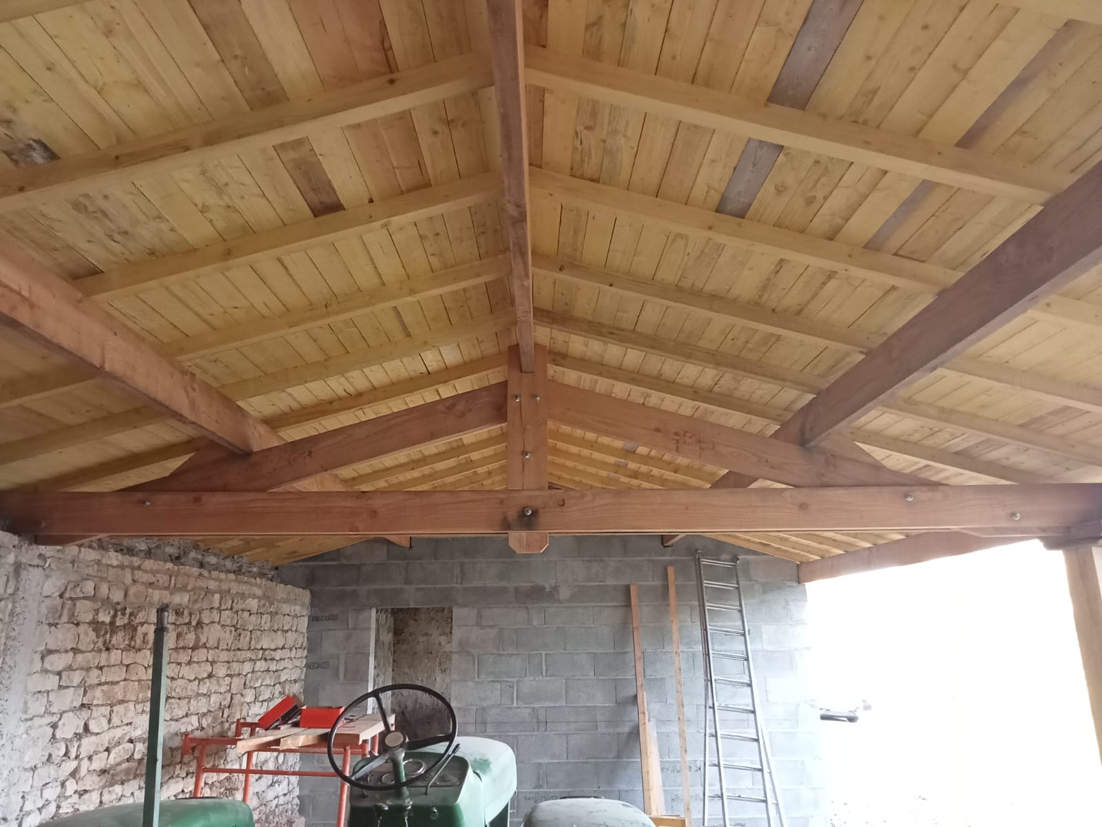 Intérieur de la grange en cours de réfection à Melle, Deux-Sèvres