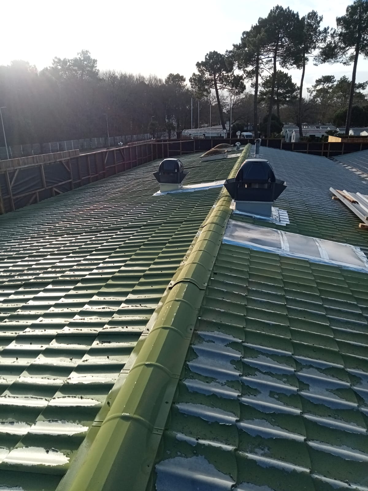 Toiture en bac acier vert au camping Le Stanquet, Les Mathes, Charente-Maritime