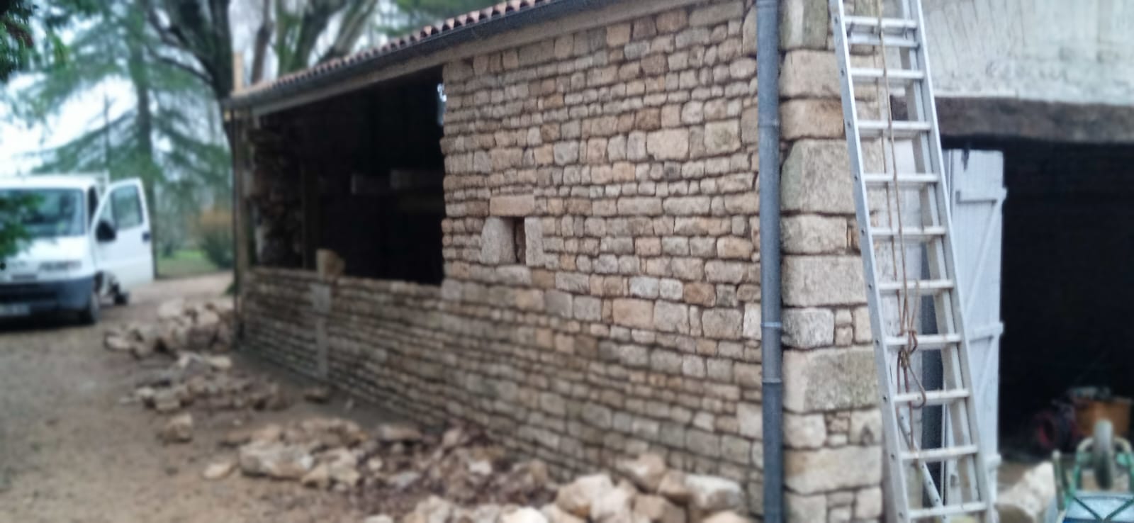 Bâtiment en pierre calcaire en cours de restauration à Vouillé, Deux-Sèvres