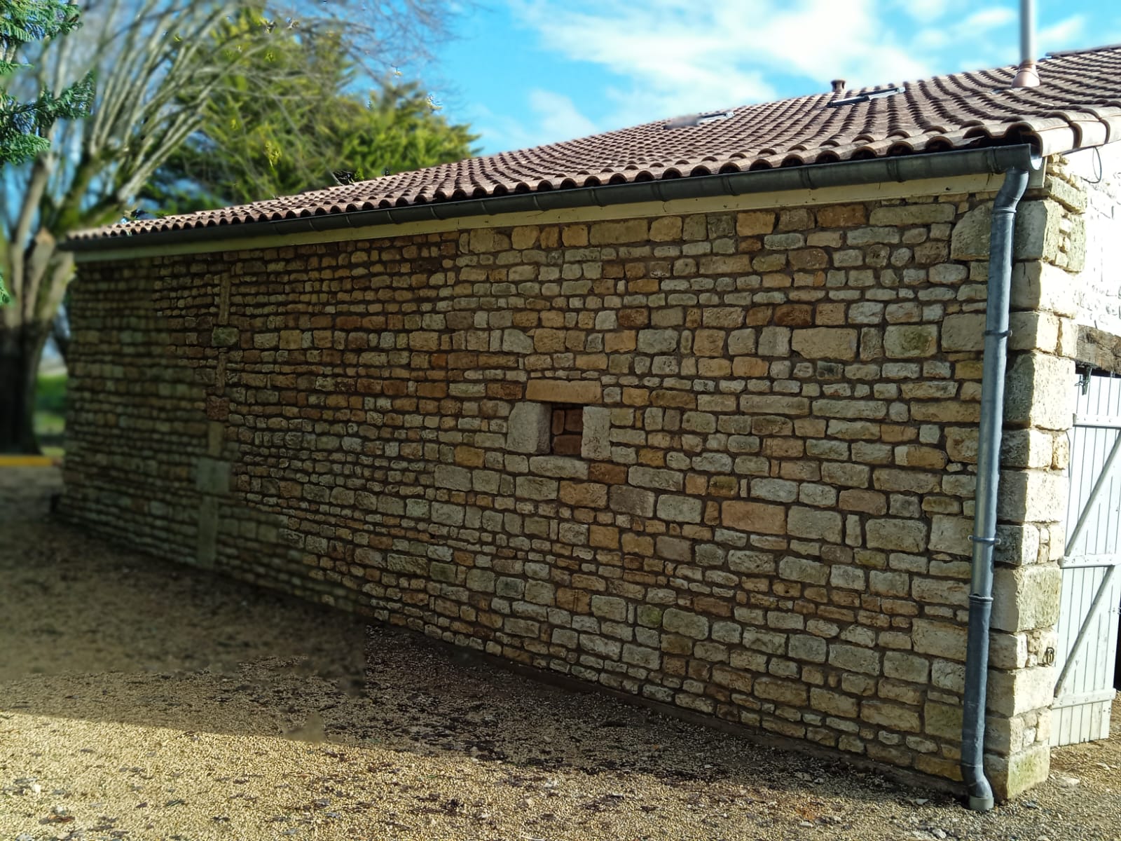 Bâtiment en pierre calcaire restauré à Vouillé, Deux-Sèvres