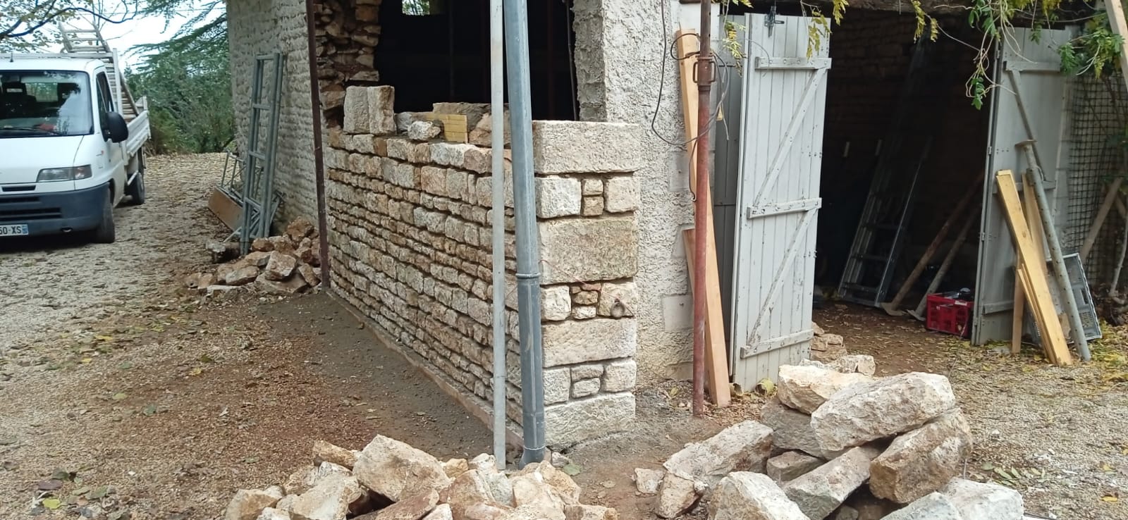 Reconstruction d'un mur en pierre calcaire à Vouillé, Deux-Sèvres