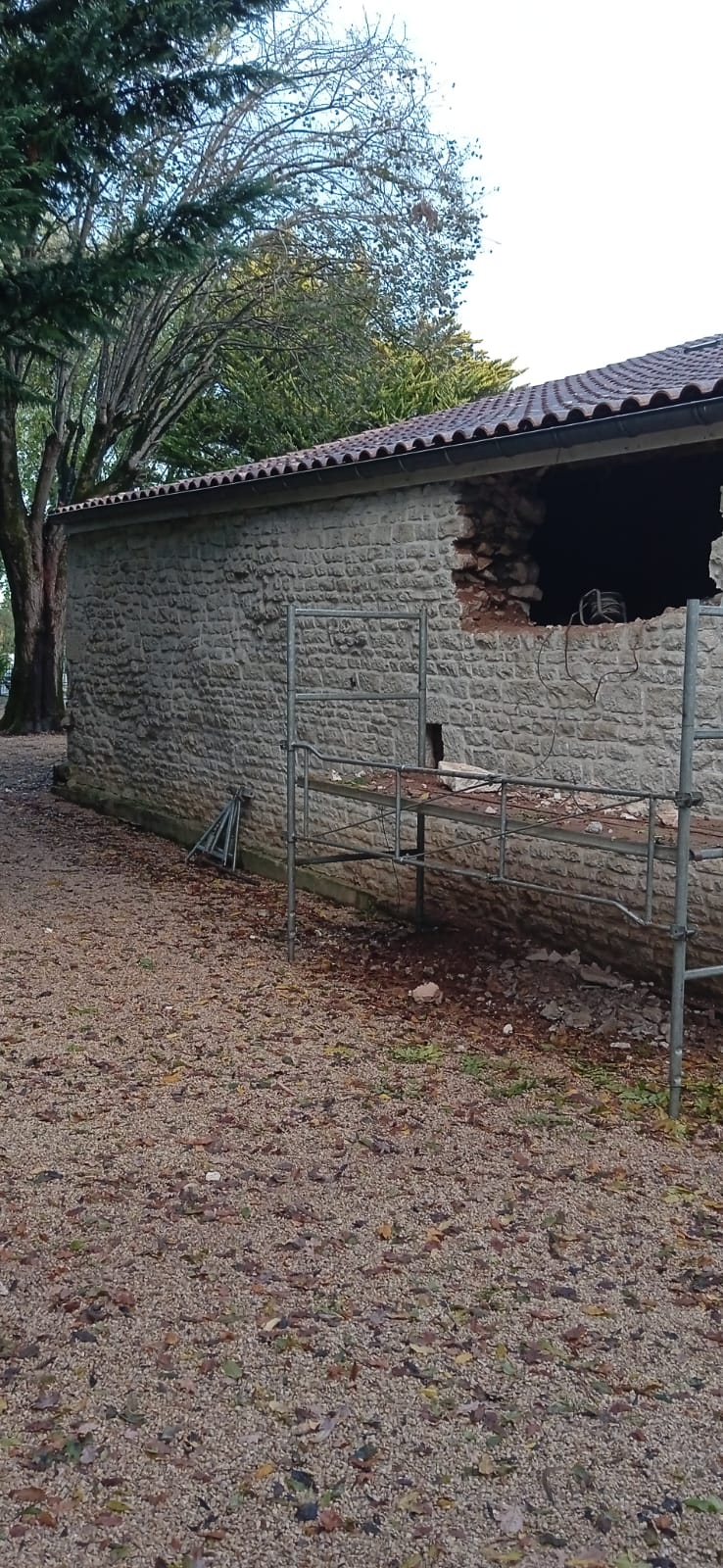 Percement d'une ouverture dans un mur en pierre à Vouillé, Deux-Sèvres