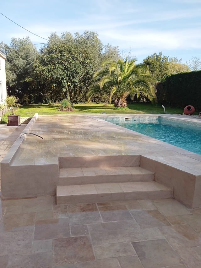 Terrasse en travertin et escaliers d'accès réalisés à Vouillé, Deux-Sèvres