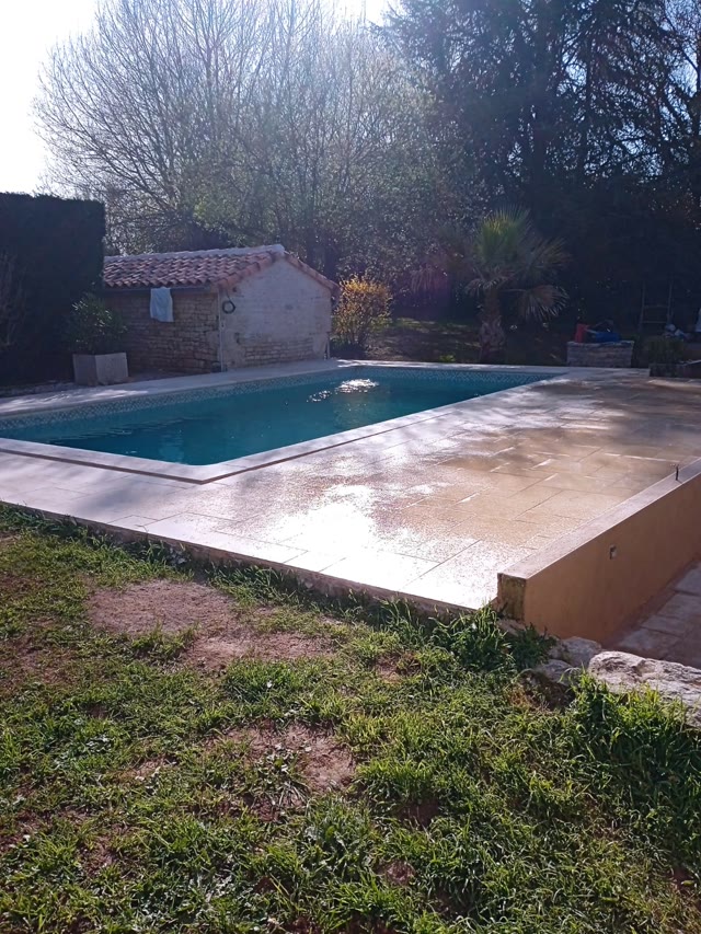 Vue d'ensemble de la terrasse piscine rénovée à Vouillé, Deux-Sèvres