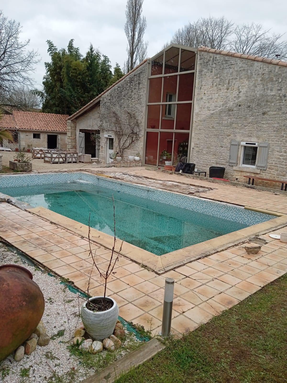 Plages de piscine en dalles dégradées avant rénovation à Vouillé, Deux-Sèvres