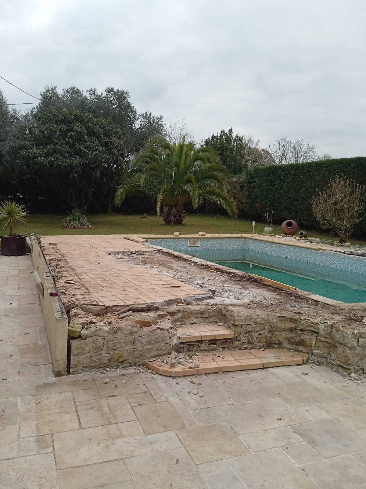 Démolition des anciennes plages de piscine à Vouillé, Deux-Sèvres