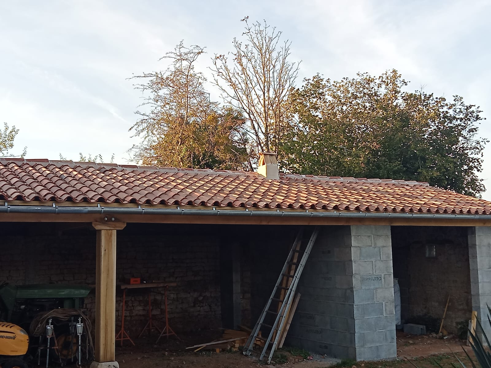 Mur, charpente et couverture d'une grange restaurée à Melle, Deux-Sèvres